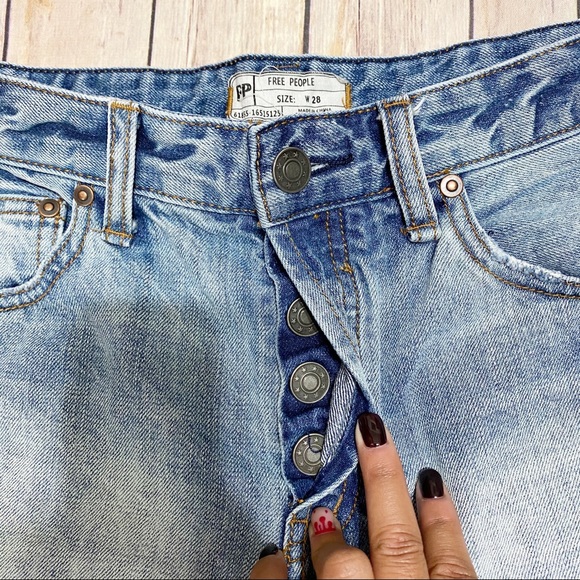 FREE PEOPLE Button Fly Frayed Shorts Size 28 - Picture 2 of 8